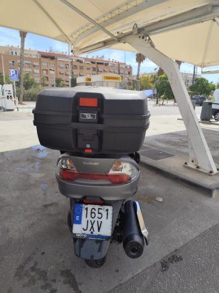 Suzuki Burgman Maxi Scooter Gris