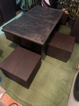 Mesa Terraza con 4 Puff Marrón