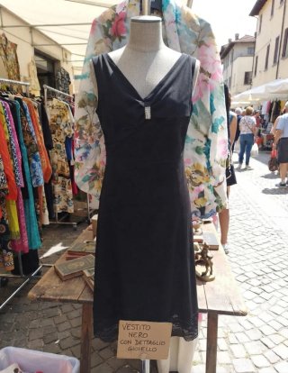 Vestito nero con dettaglio gioiello