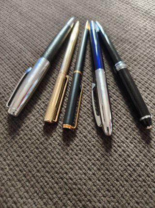 Lote: 3 bolígrafos, 1 portaminas y 1 pluma