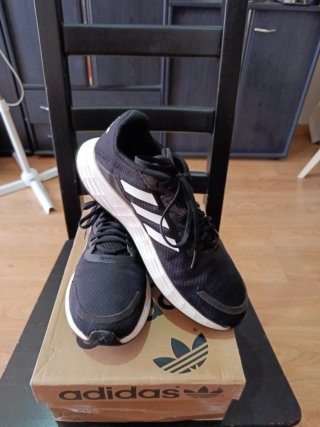 Zapatillas Adidas Talla 44 Negras y Blancas