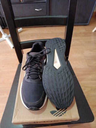 Zapatillas Adidas Talla 44 Negras y Blancas