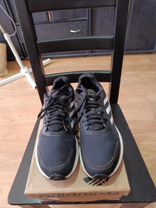 Zapatillas Adidas Talla 44 Negras y Blancas