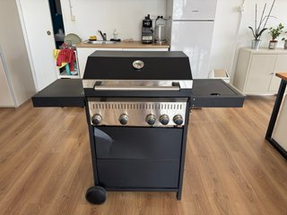 Barbacoa de gas negra y plateada