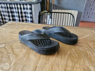Chanclas Crocs plataforma negras