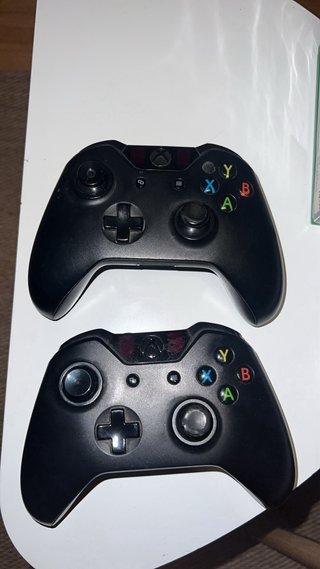 Xbox One con 2 mandos y juegos