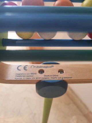 Caminador de madera con bolas.
