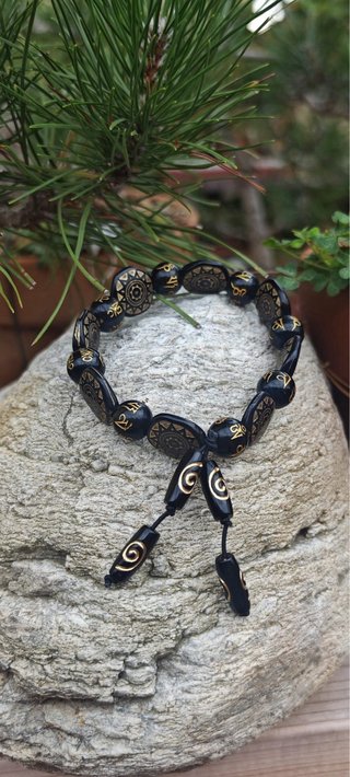 Bracciale mantra nero e oro