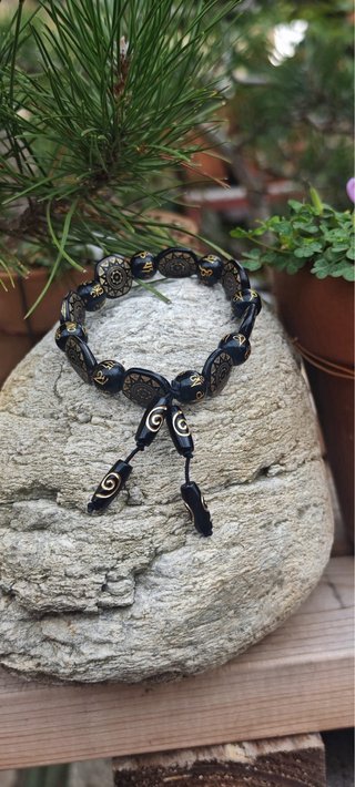 Bracciale mantra nero e oro