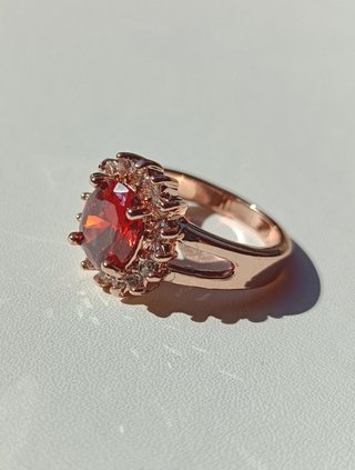 Anillo Oro Rosa Gema Roja y Circonitas