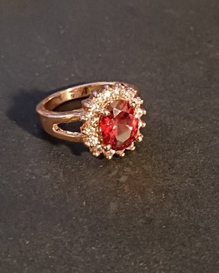 Anillo Oro Rosa Gema Roja y Circonitas