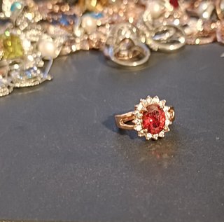 Anillo Oro Rosa Gema Roja y Circonitas