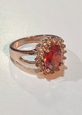 Anillo Oro Rosa Gema Roja y Circonitas