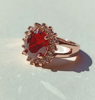 Anillo Oro Rosa Gema Roja y Circonitas