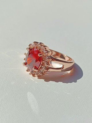 Anillo Oro Rosa Gema Roja y Circonitas