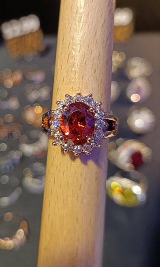 Anillo Oro Rosa Gema Roja y Circonitas