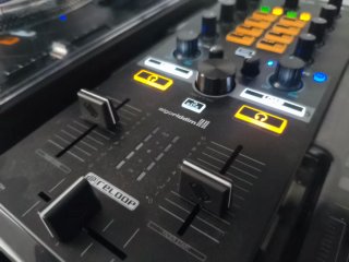 Reloop Mixtour Controlador DJ traktor