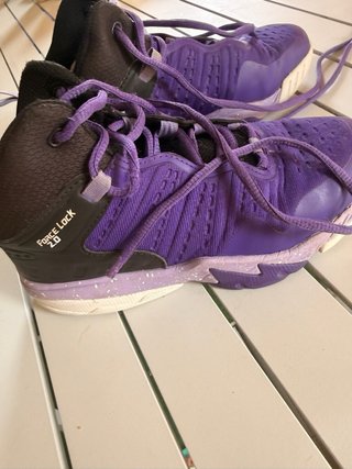Zapatillas de baloncesto moradas. TALLA 33