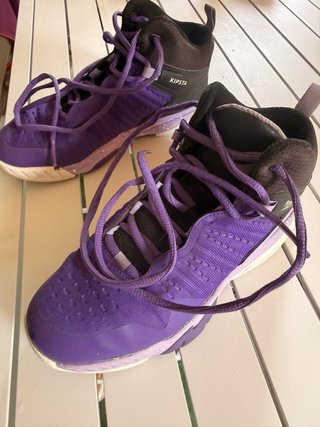 Zapatillas de baloncesto moradas. TALLA 33
