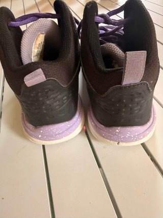 Zapatillas de baloncesto moradas. TALLA 33