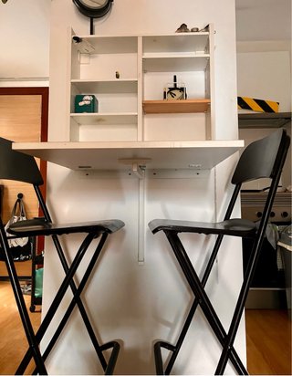 Mesa plegable IKEA y 2 taburetes negros