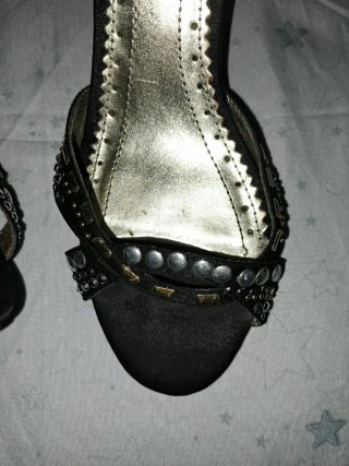 Zapatos de tacón negros con tachuelas
