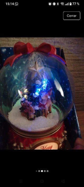 Bola de nieve navideña con renos y árbol
