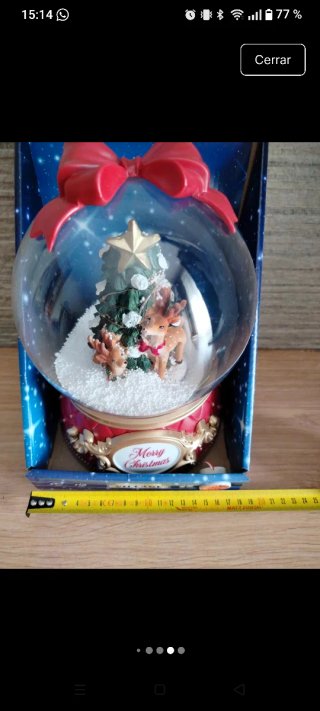 Bola de nieve navideña con renos y árbol