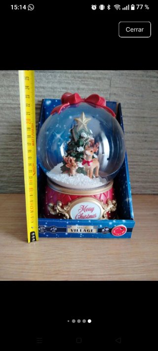 Bola de nieve navideña con renos y árbol