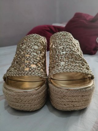 Sandalias Bershka doradas cuña esparto
