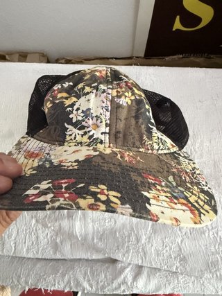 Gorra trucker floral ajustable con malla