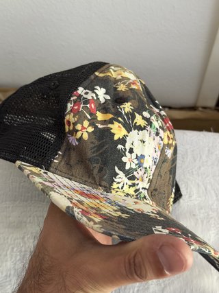 Gorra trucker floral ajustable con malla