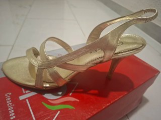 Sandalia dorada tacón fino