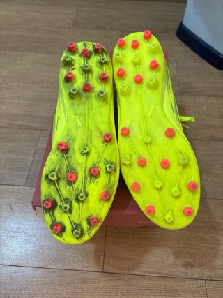 Botas de fútbol Puma Amarillas y Rojas