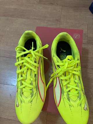 Botas de fútbol Puma Amarillas y Rojas