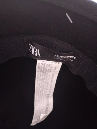 Gorro negro con pompón
