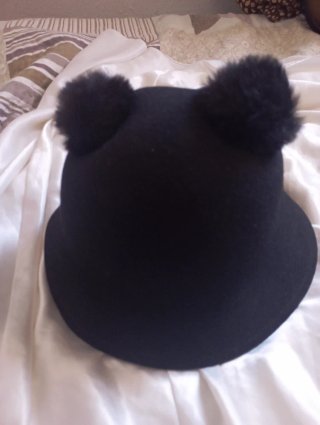 Gorro negro con pompón