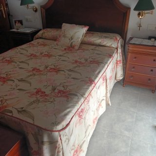 Colcha, cortinas y cojín floral