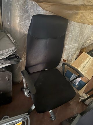Silla de oficina ergonómica negra