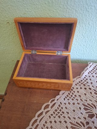Caja de madera tallada