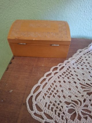 Caja de madera tallada