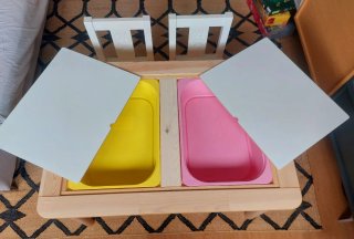Mesa infantil con sillas y almacenaje