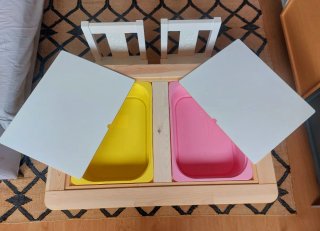 Mesa infantil con sillas y almacenaje