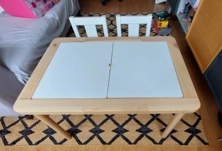 Mesa infantil con sillas y almacenaje