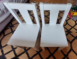 Mesa infantil con sillas y almacenaje