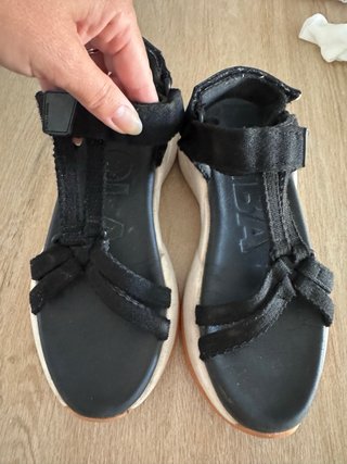 Sandalias Bimba y Lola negras y naranjas