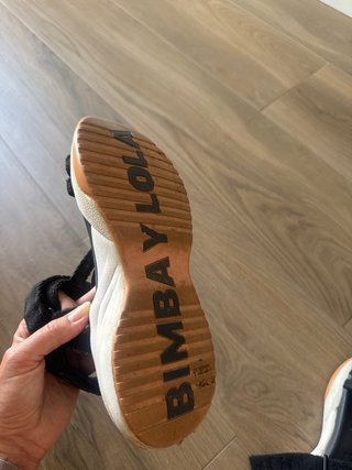 Sandalias Bimba y Lola negras y naranjas