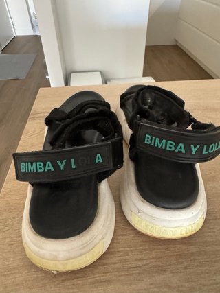 Sandalias Bimba y Lola negras y naranjas