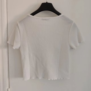Camiseta blanca de canalé con escote V
