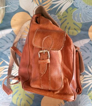 MOCHILA DE AUTENTICA PIEL  CON 3 BOLSILLOS 50€
